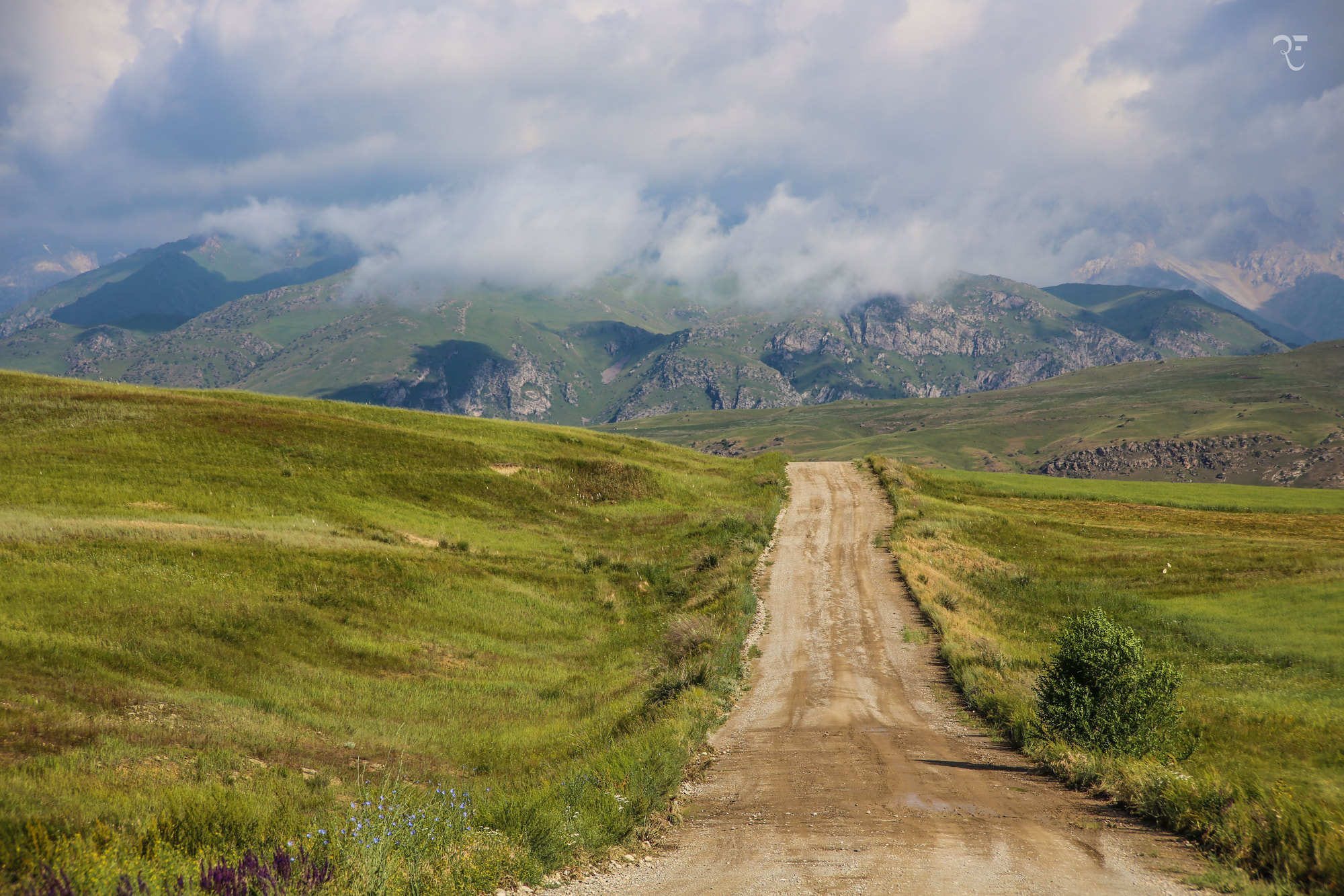 Ein Weg durch die Berge Kirgistans – Foto von Yvonne Frei